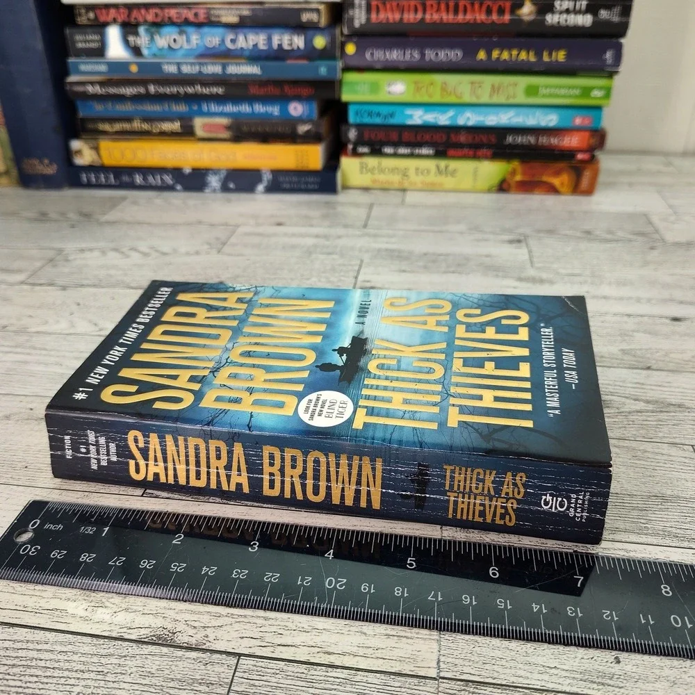 Thick as Thieves Sandra Brown‎ 2021 Paperback 1st Edition Thriller PB